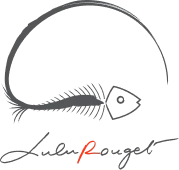 Squelette de poisson stylisé avec une signature et un nom en dessous