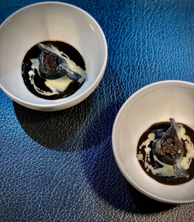 ⚪️⚫️
Yin/Yang

Une autre façon d’interpréter notre « Noir Iodé »…

#cuisine #produitsmagiques #platsignature #puissance #délicatesse #restaurant #lulurouget #nantes