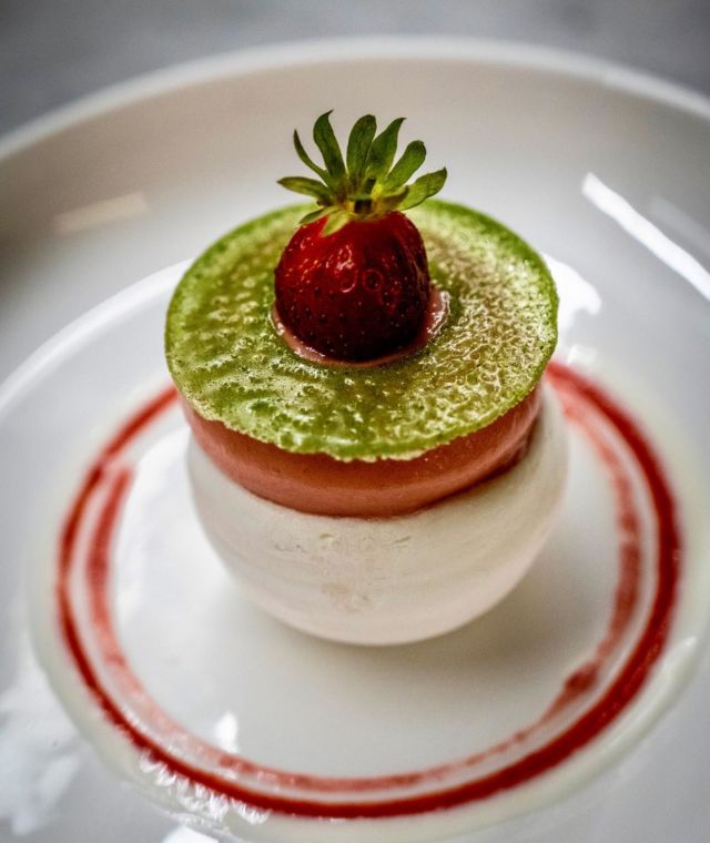 🪐🍓🌱
« Strawberry planet » 

#pâtisserie #àlassiette #produitsmagiques #lesmarasdemicka #fraises #végétal #restaurant #lulurouget #nantes