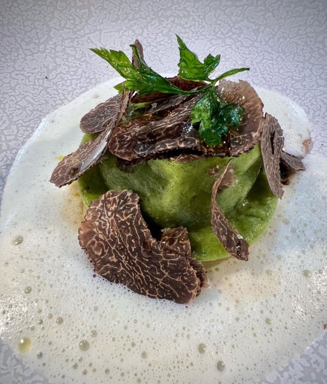Un peu de cuisine ?…
👨🏻‍🍳🖤🌿

#cuisine #raviole #escargots🐌️ #truffes #diamantnoir #herbes #restaurant #lulurouget #nantes
