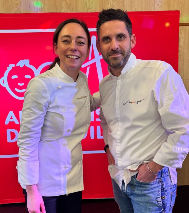 👩🏻‍🍳✨👨🏻‍🍳

Sympathique rencontre cette après-midi avec @ninametayer lors du concours organisé par la fondation des apprentis d’Auteuil dont Nina devient justement une des marraines .

Nous devions départager les candidats autour de Paris-Brest et de madeleines. 

Discussions, échanges sur nos métiers et gourmandises étaient au rendez-vous en toute simplicité, tout ce qu’on aime !

On a tout goûté 😅!

Bravo à tous les candidats pour le travail et aux autres intervenants et bien sûr à @apprentis_d_auteuil pour cette belle organisation .

#concours #jury #pâtisserie #parisbrest #madeleine #pastropsucréquandmême #apprentis #transmission #message #artisanat #partage #lulurouget #nantes #uncuisinierenville