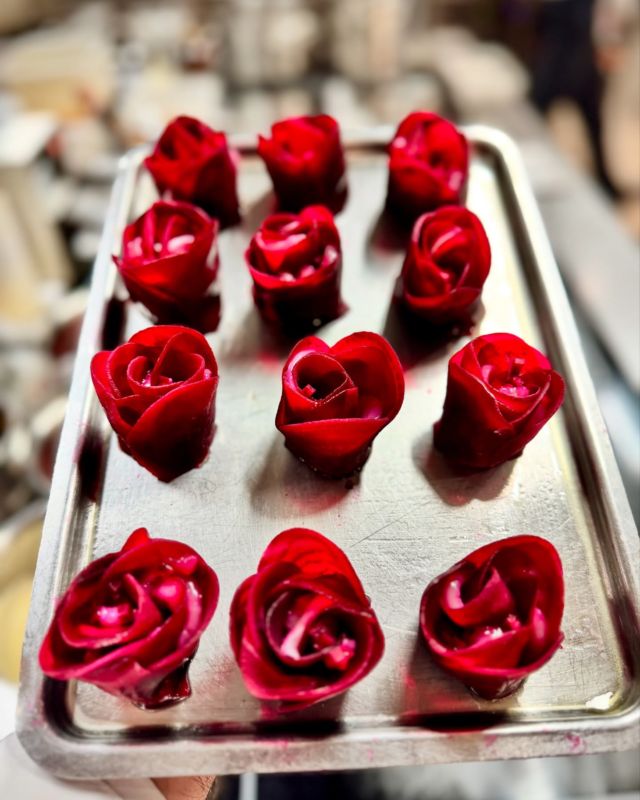 🌹👨🏻‍🍳♥️

Avec ce que vous voulez mais dites lui que vous l’aimez !!!

Ici nous fêterons les amoureux avec notre rose de Saint Jacques et betteraves ! 😉

Bonne Saint-Valentin 😘

#cuisine #produitsmagiques #amour #saintvalentin2025❤️ #restaurant #lulurouget #nantes