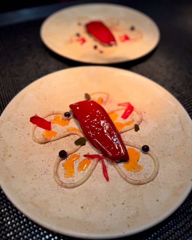 🌸🐟👨🏻‍🍳

« Fleur de rouget laqué au cassis acidulé »

À très vite à notre table …😉

#cuisine #produitsmagiques #rouget #poisson #fleur #lulurouget #nantes #onfaitjustedelacuisineetcdejapasmal #uncuisinierenville