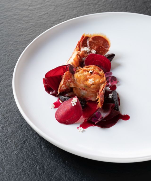 🫜🦞🌸 

Cuisine de homard et betteraves en collection, un peu de notre vinaigre de fleurs de sureau… 

À très vite à notre table ! 😉👨🏻‍🍳

#cuisine #produitsmagiques #homard #betteraves #sureau #restaurant #lulurouget #nantes 

📸 @christophe_bornet_by_kristo 
Extraite du livre un cuisinier en ville aux éditions @lamartiniere.cuisine